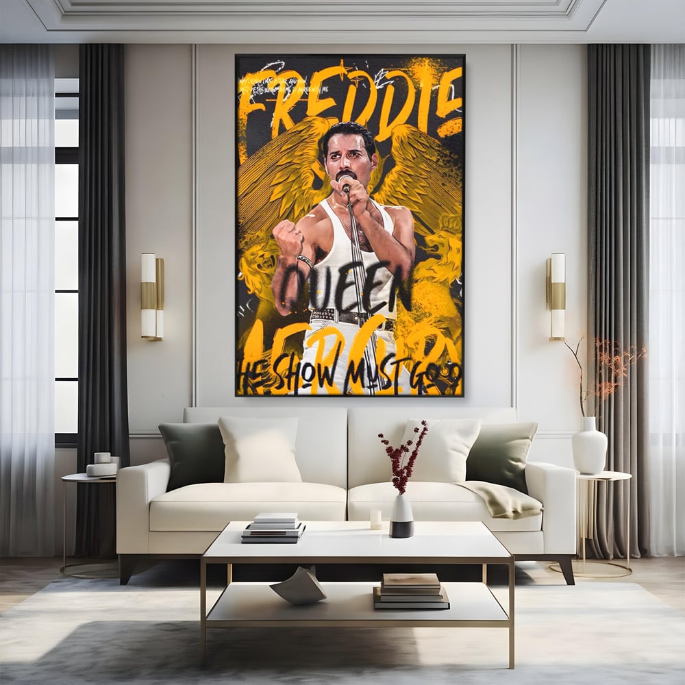 Tablou canvas cu tablou canvas cu freddie mercury, in rama de aluminiu negru, pe perete intr-un living